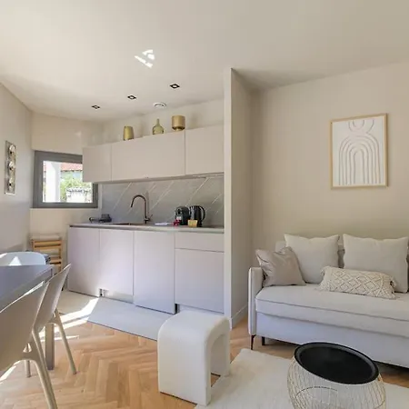 Apartment Joli T2 Bien Equipe Et Lumineux, Ecully